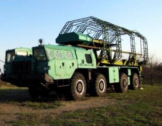 Автомобілі МАЗ -537 зі спеціальними причепами для транспортування та завантаження ракет у шахти3